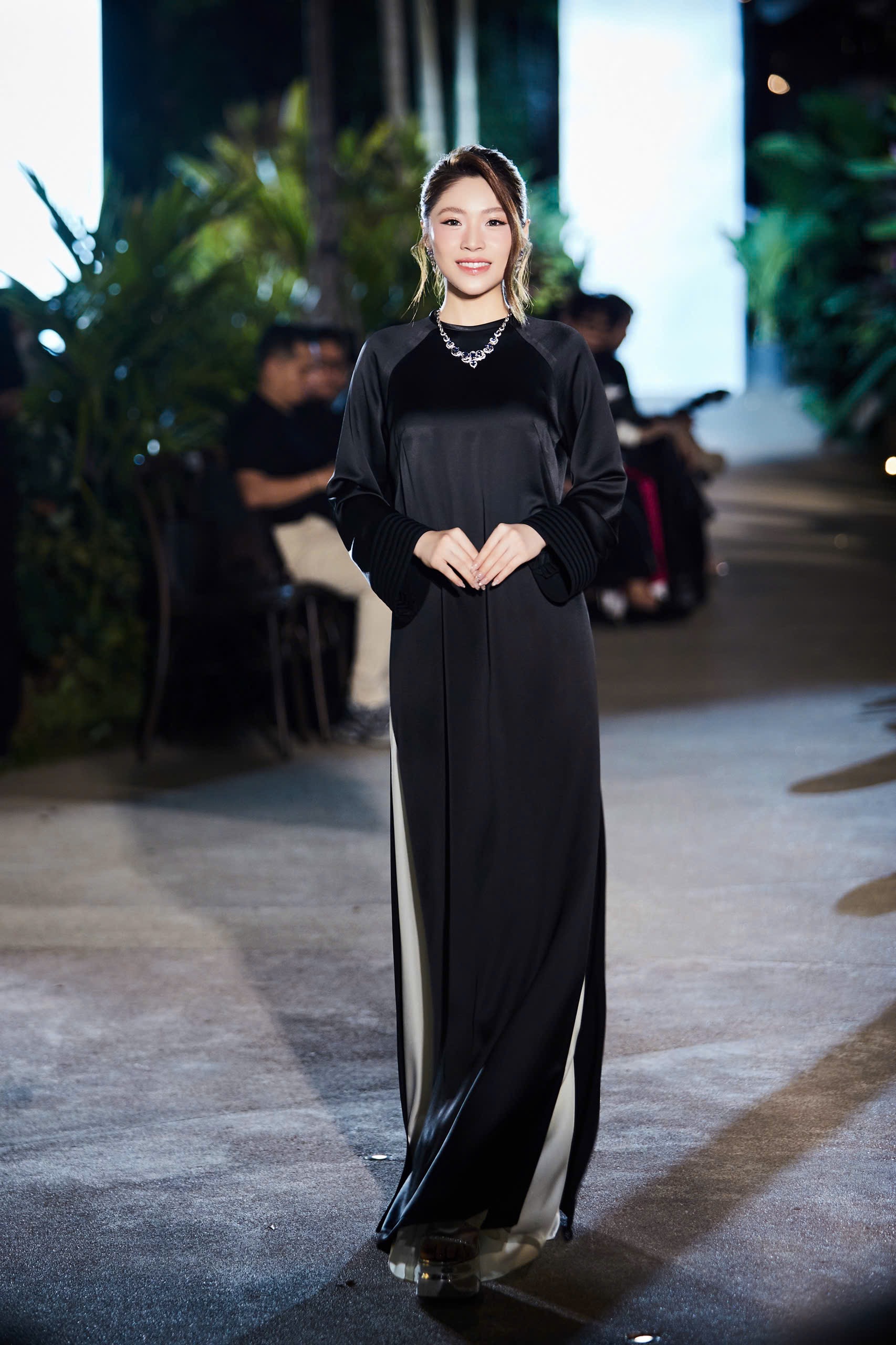 Hoa hậu Hà Kiều Anh khoe nhan sắc không tuổi tại sự kiện kỷ niệm 30 năm sự nghiệp của NTK Võ Việt Chung - ảnh 6