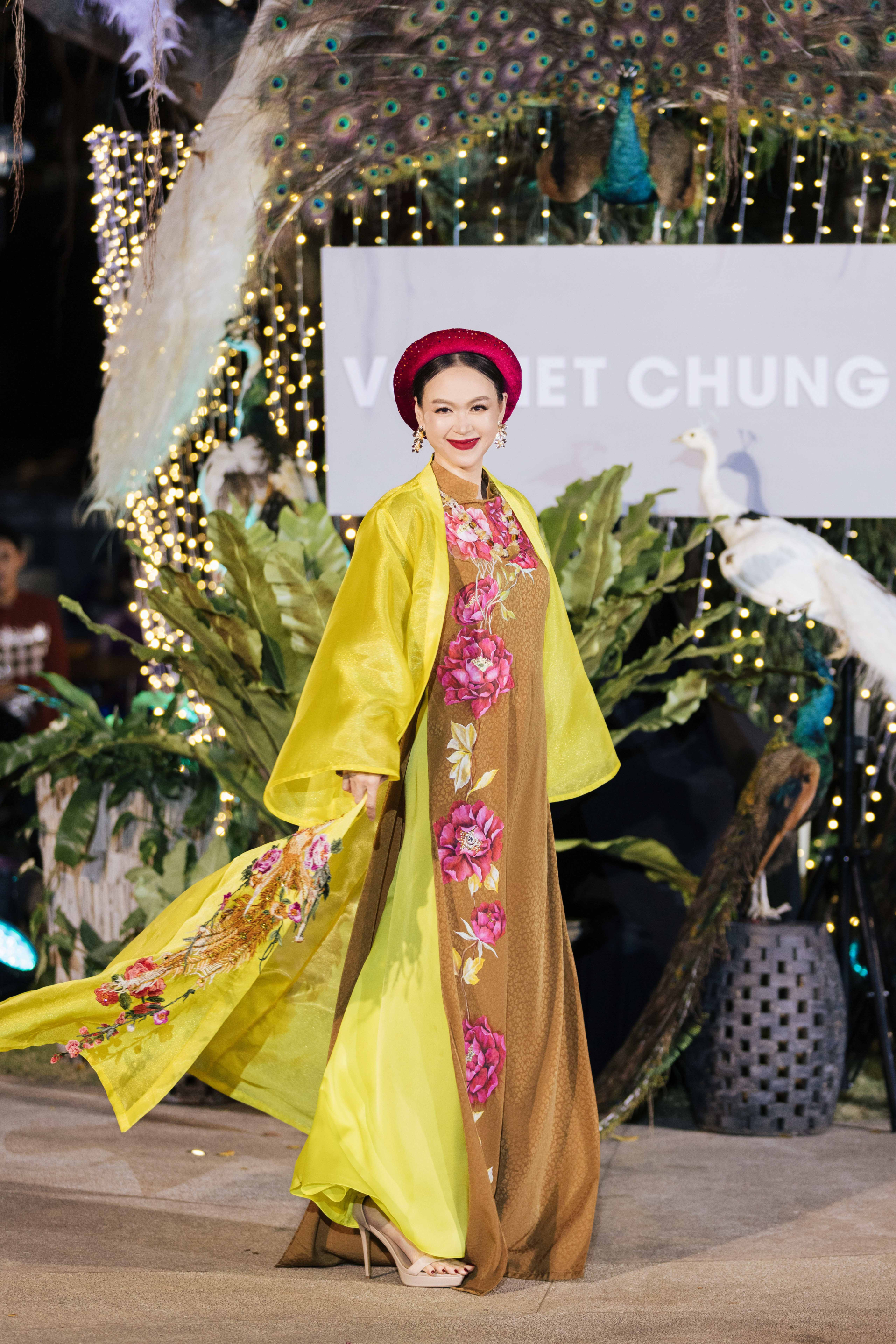 Hoa hậu Hà Kiều Anh khoe nhan sắc không tuổi tại sự kiện kỷ niệm 30 năm sự nghiệp của NTK Võ Việt Chung - ảnh 10