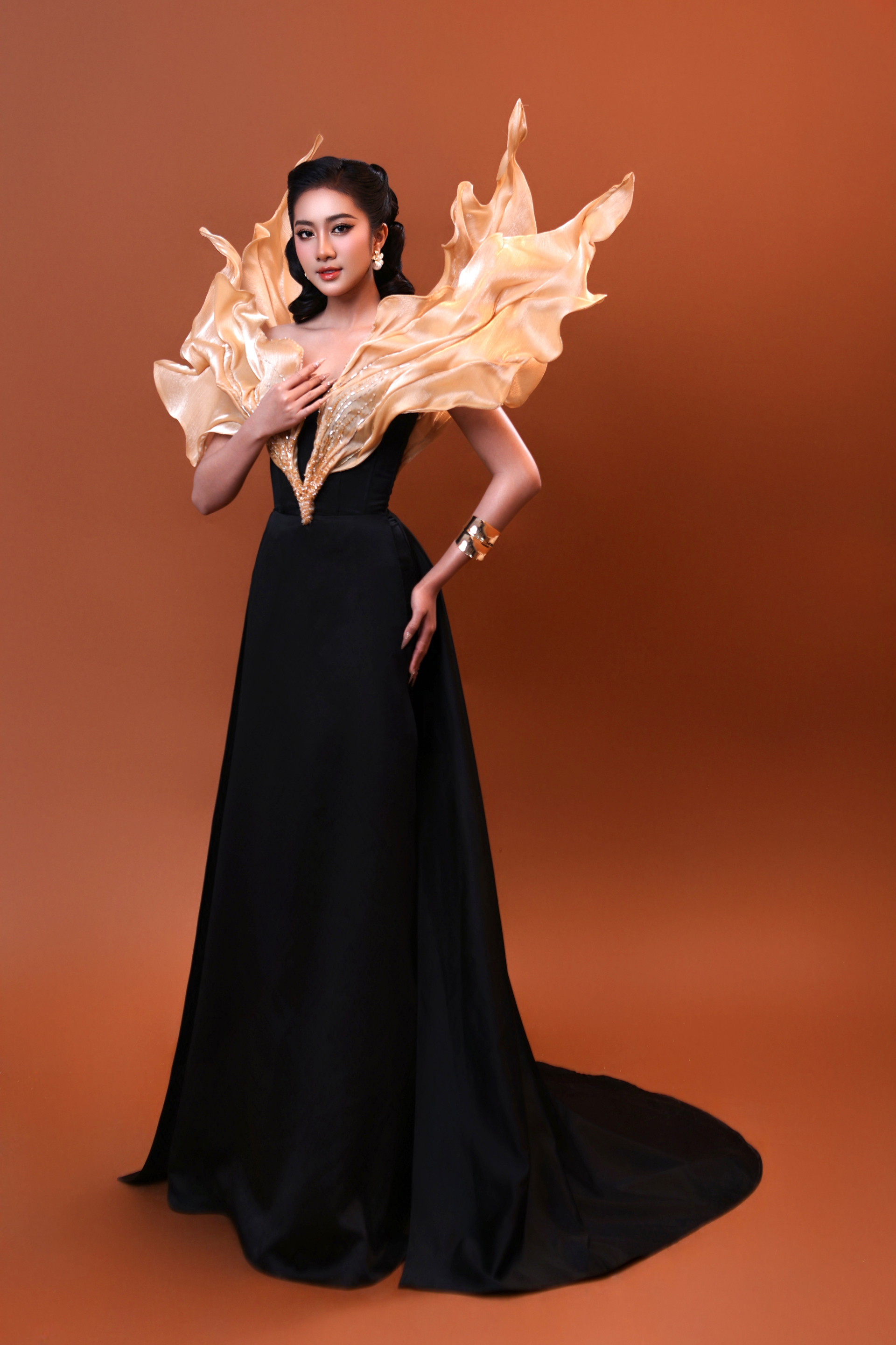 Hà Trúc Linh hóa “nàng thơ” trong bộ sưu tập mới của nhà thiết kế Duy Trần - ảnh 2