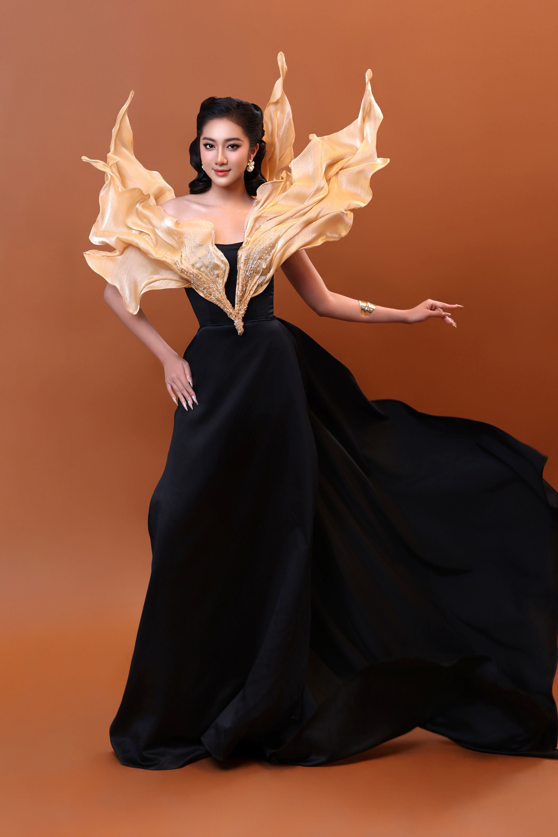 Hà Trúc Linh hóa “nàng thơ” trong bộ sưu tập mới của nhà thiết kế Duy Trần - ảnh 3