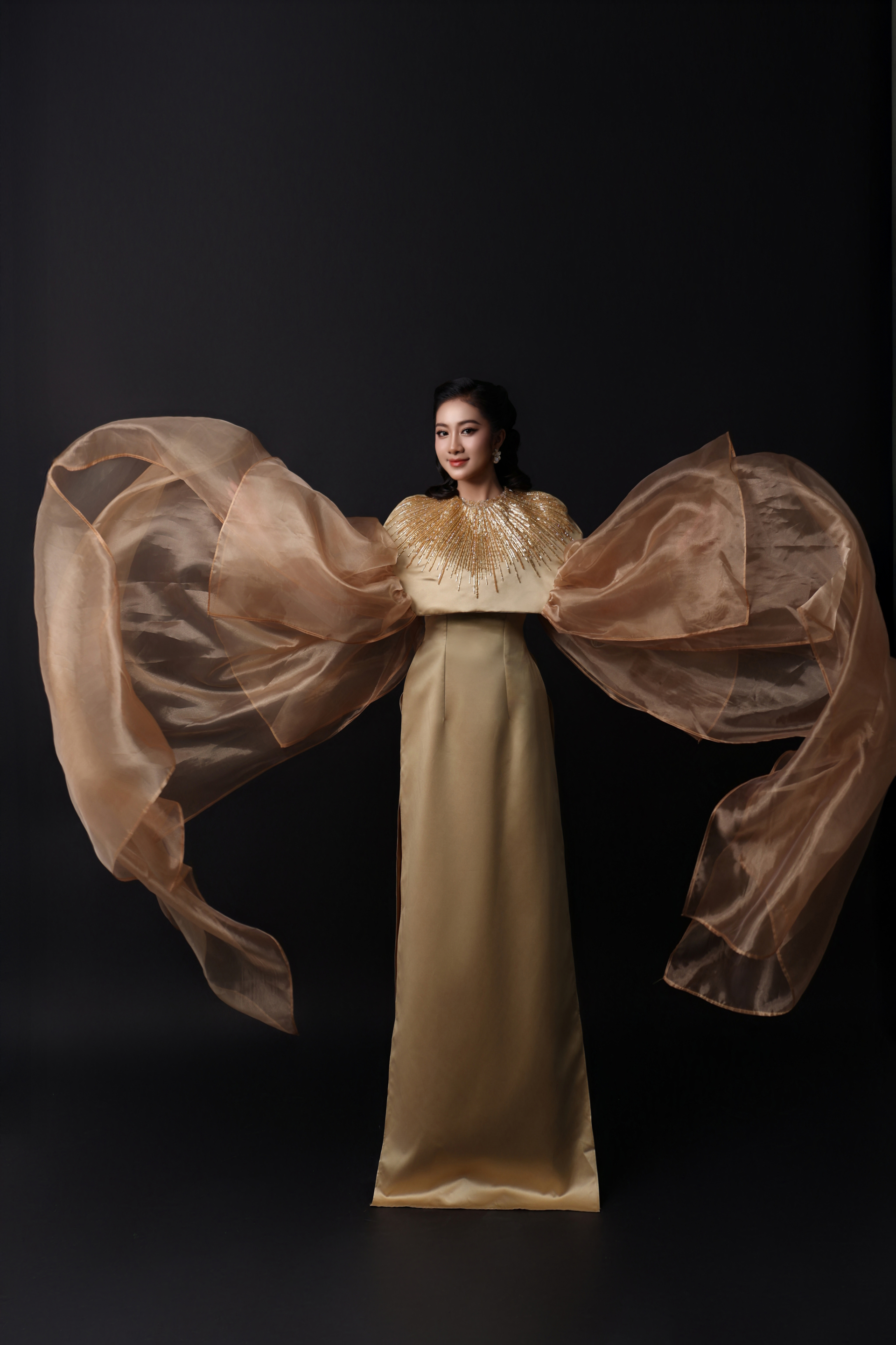 Hà Trúc Linh hóa “nàng thơ” trong bộ sưu tập mới của nhà thiết kế Duy Trần - ảnh 4