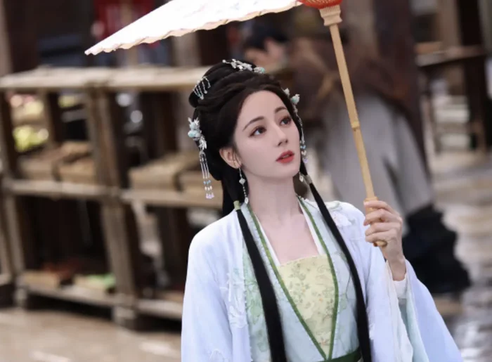 Địch Lệ Nhiệt Ba quay lại đường đua, khoe vẻ đẹp trong trẻo - ảnh 2