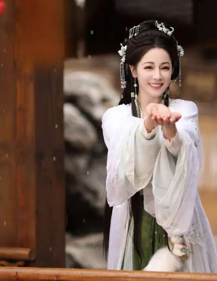 Địch Lệ Nhiệt Ba quay lại đường đua, khoe vẻ đẹp trong trẻo - ảnh 5