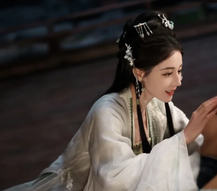 Dù chỉ là hình ảnh hậu trường, tạo hình này vẫn nhanh chóng lan truyền và tạo hiệu ứng tích cực trên mạng xã hội, cho thấy sức hút của nữ diễn viên vẫn không hề giảm.