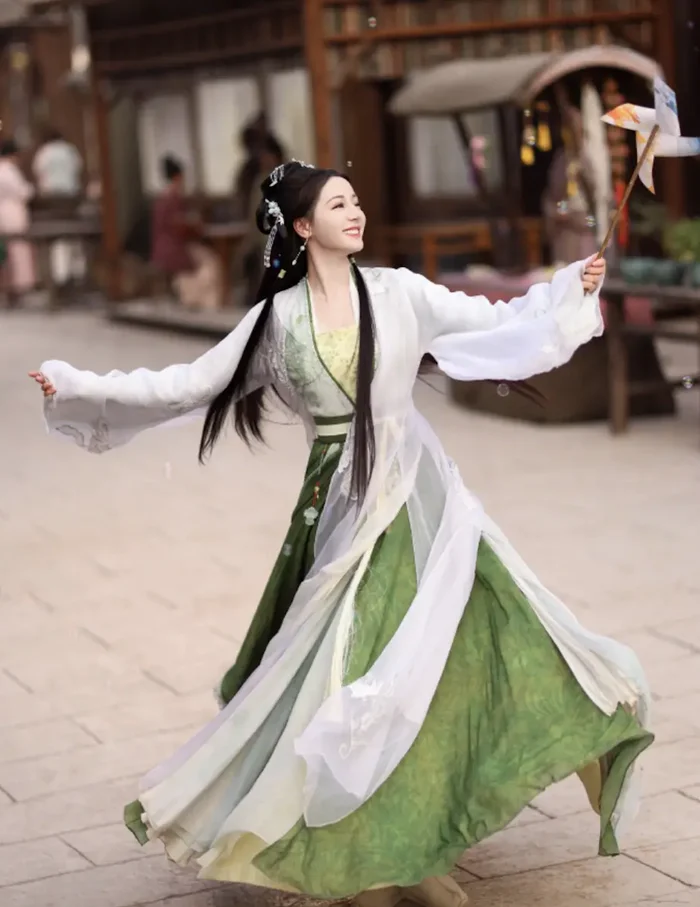 Địch Lệ Nhiệt Ba quay lại đường đua, khoe vẻ đẹp trong trẻo - ảnh 1