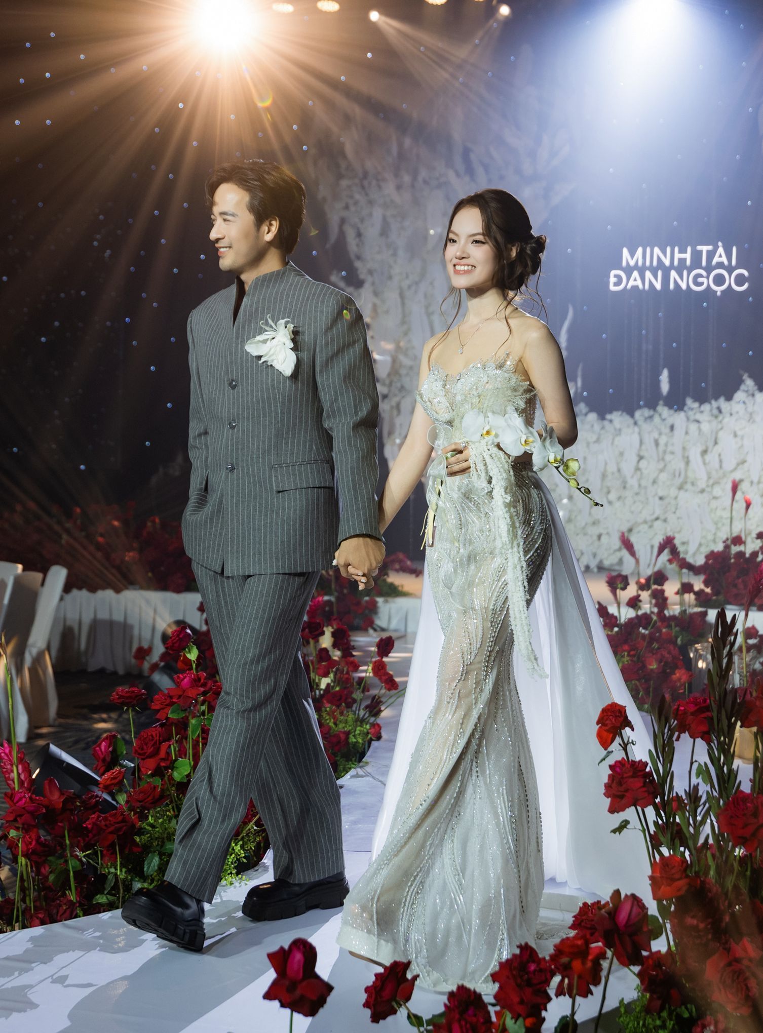 Sunny Đan Ngọc lộng lẫy trong váy cưới đính hơn 1.000 viên Swarovski. - ảnh 1