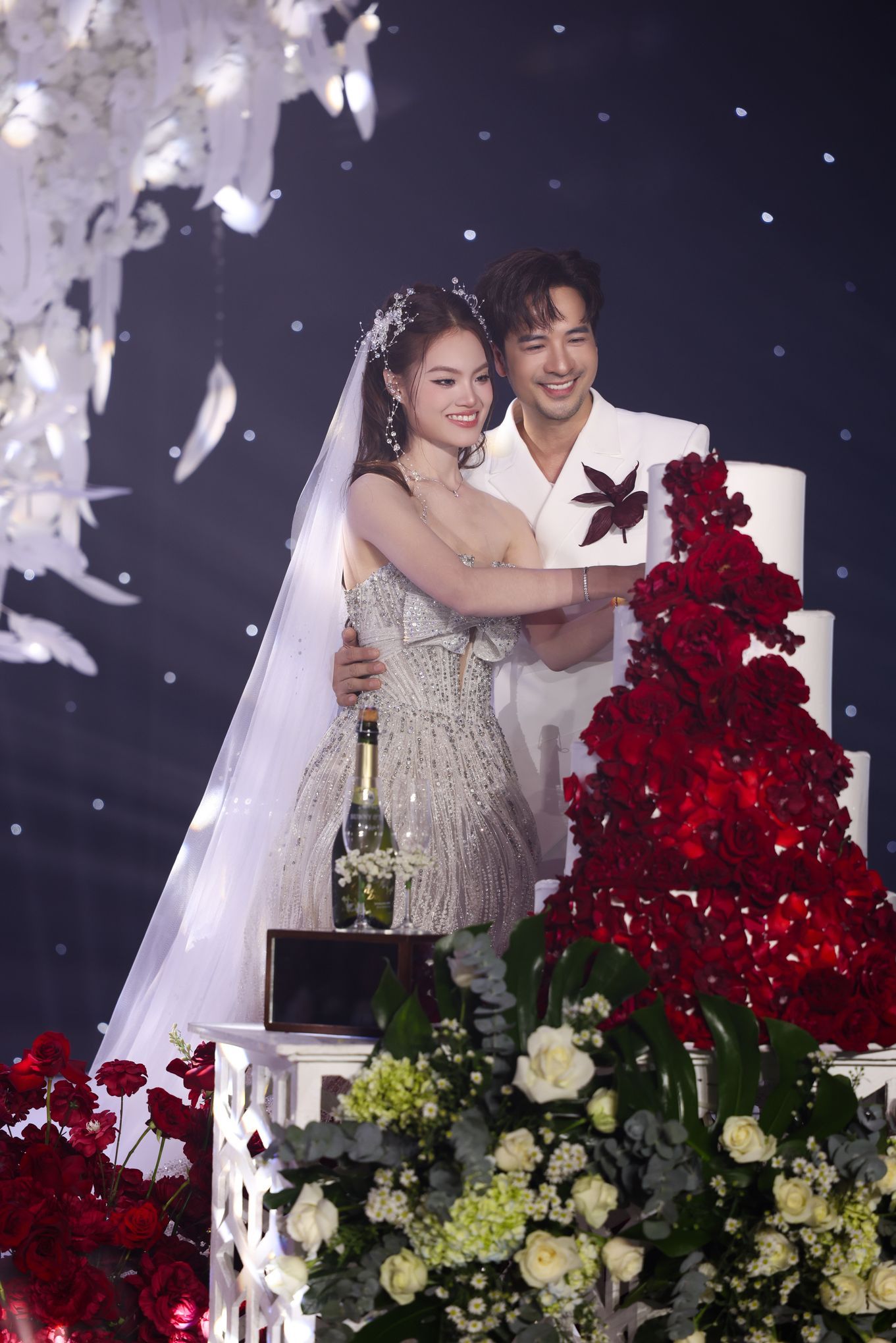 Sunny Đan Ngọc lộng lẫy trong váy cưới đính hơn 1.000 viên Swarovski. - ảnh 4