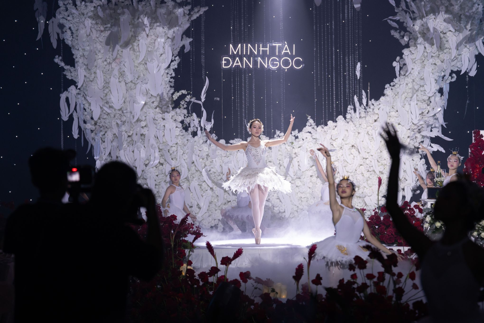 Sunny Đan Ngọc lộng lẫy trong váy cưới đính hơn 1.000 viên Swarovski. - ảnh 2