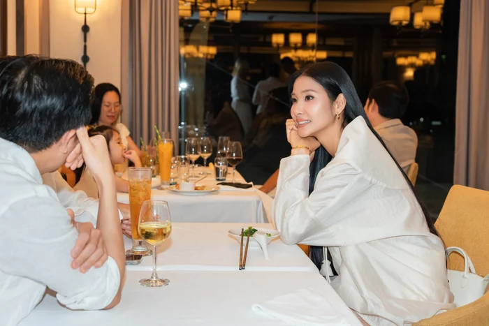 Hoàng Thùy ngày càng được khán giả nhận thấy trở nên mềm mỏng, cởi mở và tích cực hơn trong cách giao tiếp.