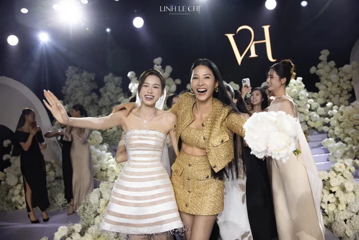 Hoàng Thùy rạng rỡ khi “xin vía” lấy chồng từ Đỗ Thị Hà thành công. Ảnh: Linh Lê Chí