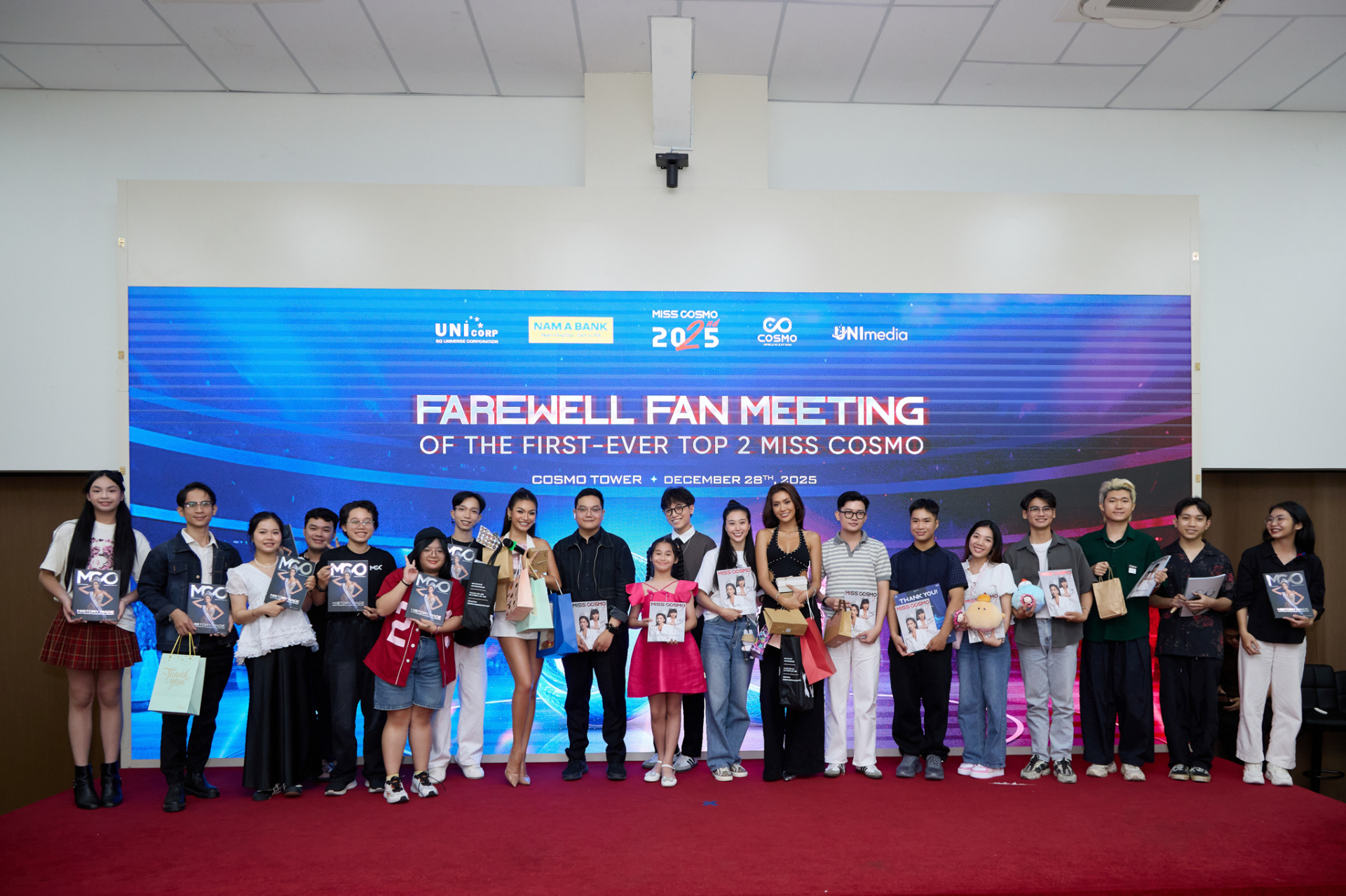 Top 2 Miss Cosmo 2024 òa khóc trong Fan Meeting, tri ân fan Việt đầy cảm xúc - ảnh 4