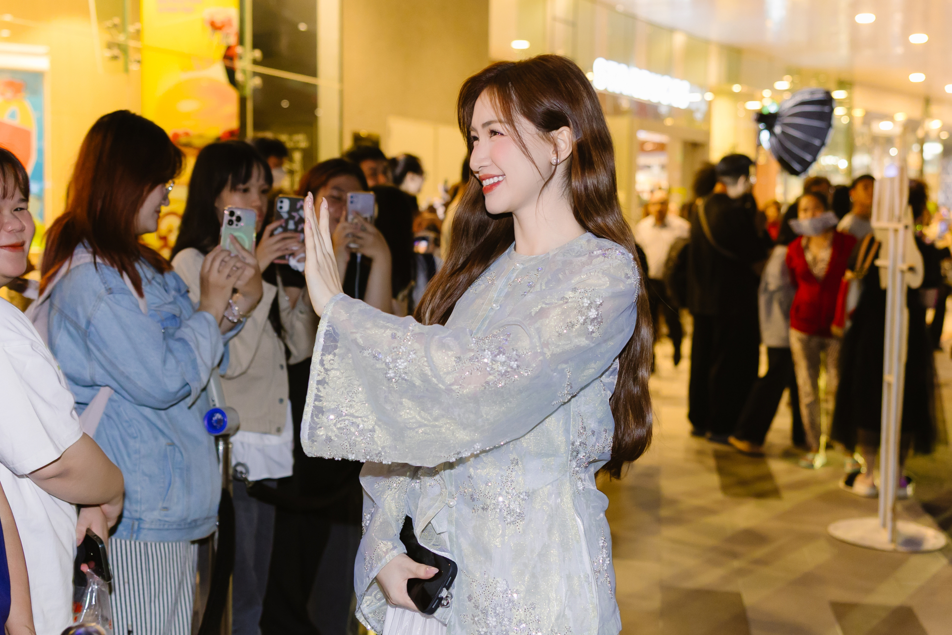 Thảm đỏ Ai Thương Ai Mến “bùng nổ” dàn sao Việt, showbiz rủ nhau diện áo dài về miền Tây xưa - ảnh 1