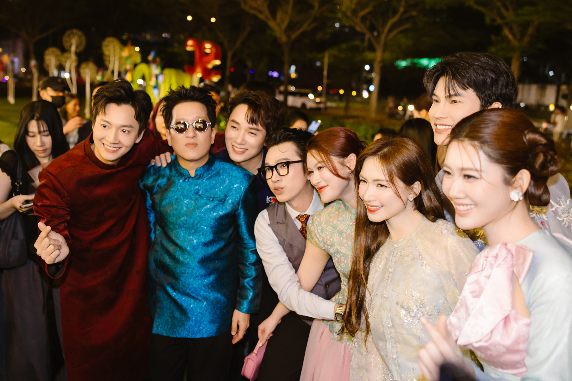 Thảm đỏ Ai Thương Ai Mến “bùng nổ” dàn sao Việt, showbiz rủ nhau diện áo dài về miền Tây xưa - ảnh 3