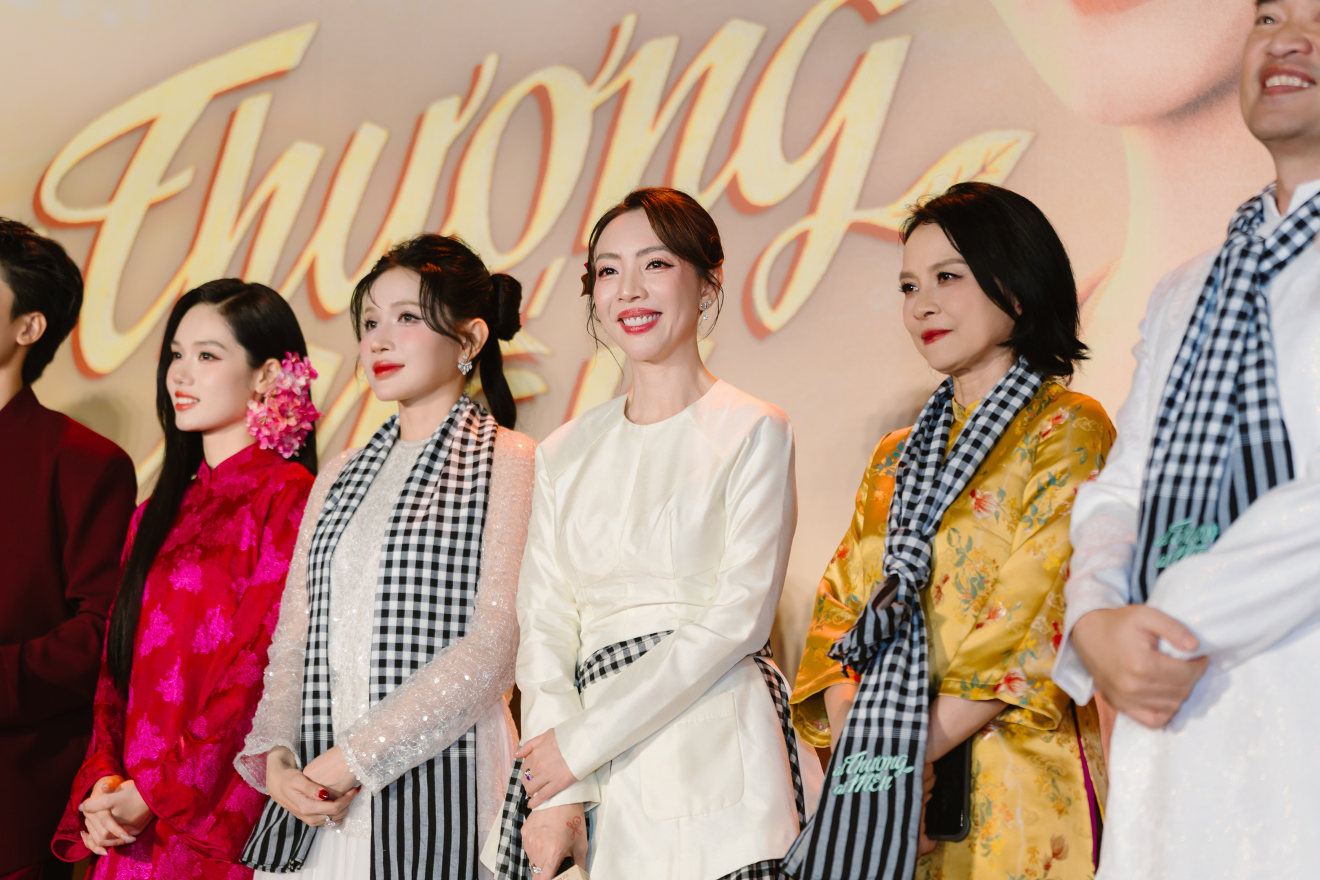 Thảm đỏ Ai Thương Ai Mến “bùng nổ” dàn sao Việt, showbiz rủ nhau diện áo dài về miền Tây xưa - ảnh 5