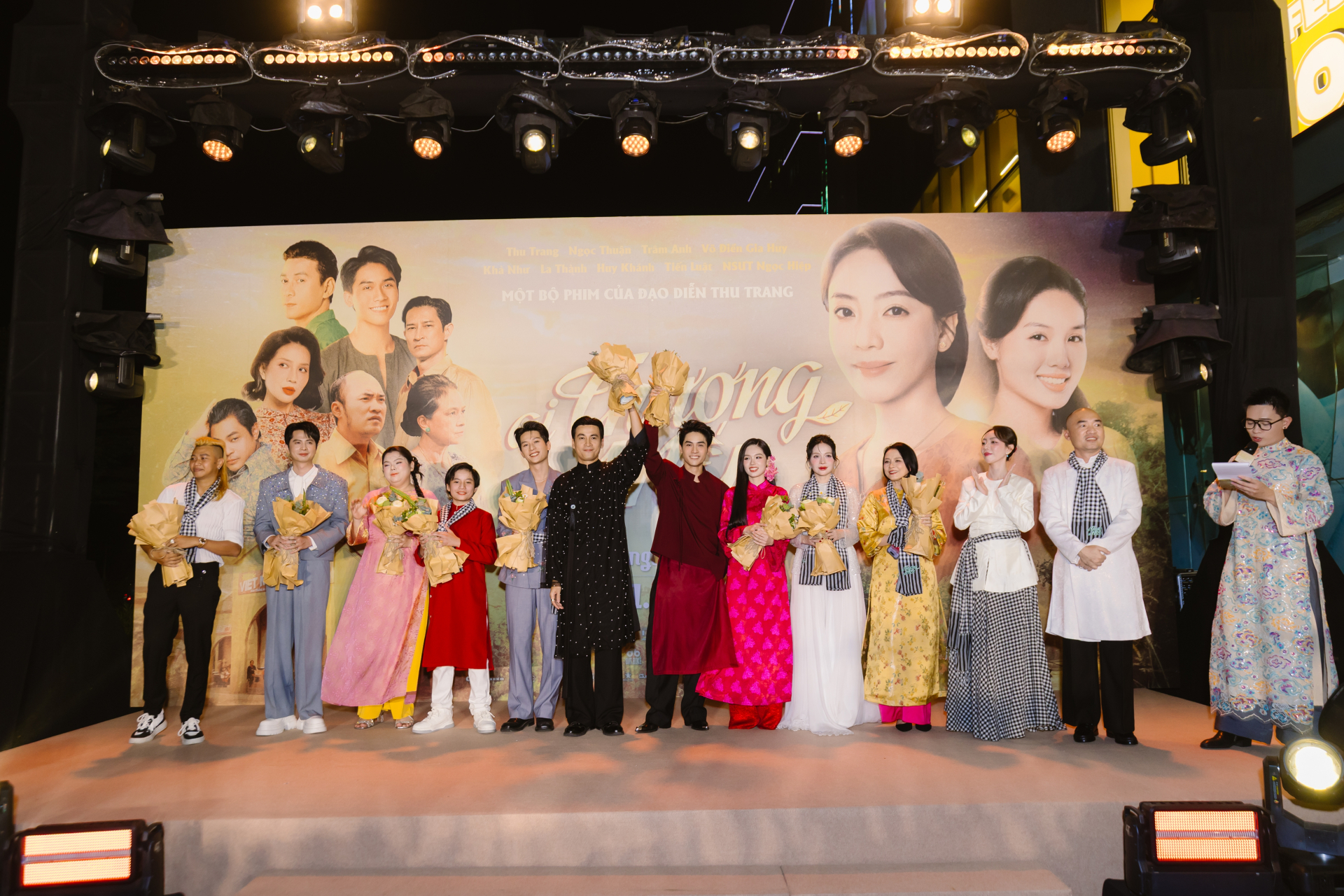 Thảm đỏ Ai Thương Ai Mến “bùng nổ” dàn sao Việt, showbiz rủ nhau diện áo dài về miền Tây xưa - ảnh 4