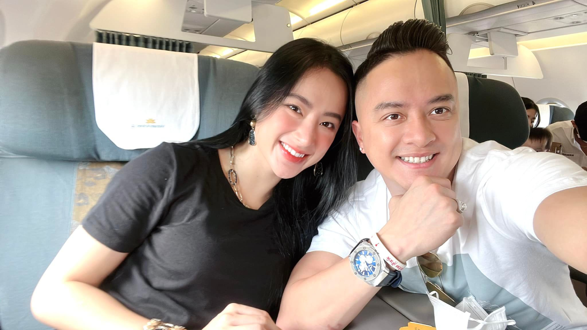 Cao Thái Sơn và 'người tình tri kỉ' Angela Phương Trinh trên chuyến bay đi du lịch cùng nhau