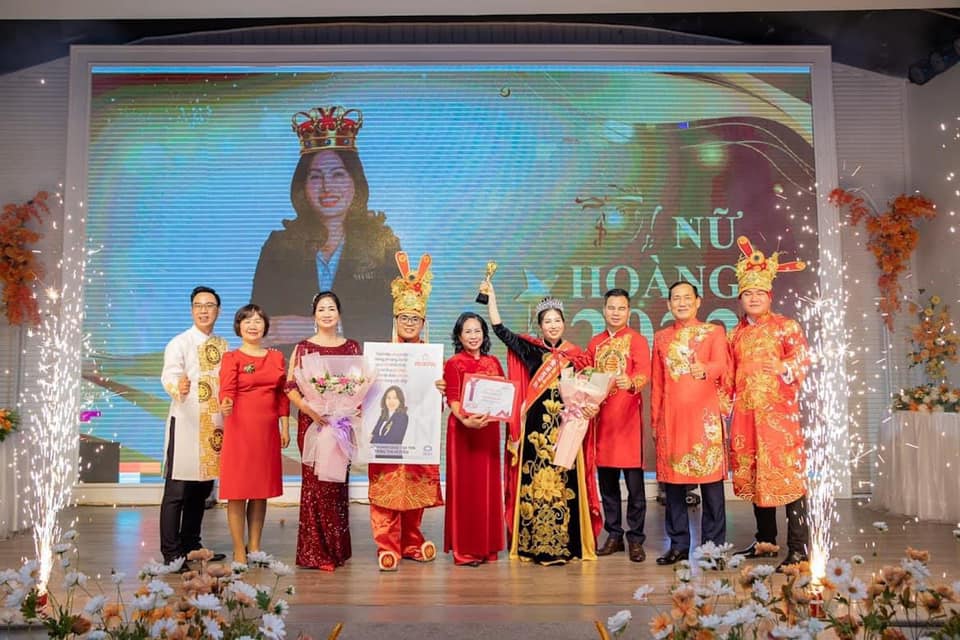Mẹ Phạm Hương đội vương miện, đeo sash như đăng quang Hoa hậu - ảnh 2