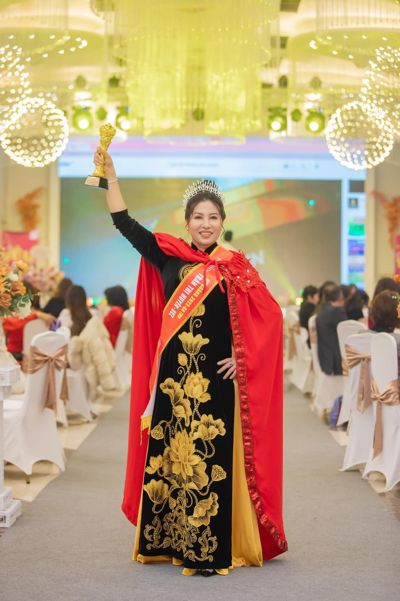 Mẹ Phạm Hương đội vương miện, đeo sash như đăng quang Hoa hậu - ảnh 3