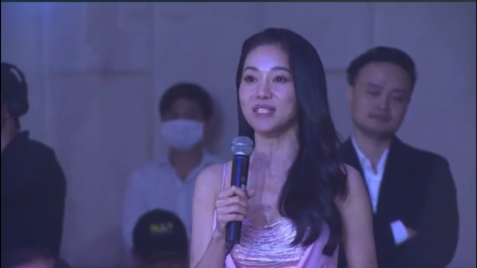 Vương miện lại trở về với Hoa hậu Mai Phương sau buổi đấu giá từ thiện, netizen thắc mắc danh tính nhà hảo tâm - ảnh 4
