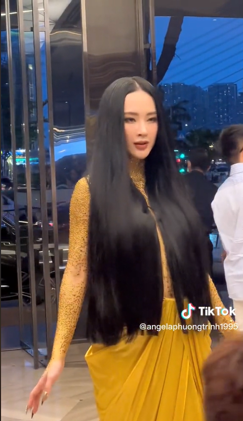 Angela Phương Trinh mặc áo như 'không mặc' khi đi sự kiện, dùng đá và tóc để làm trang phục - ảnh 1