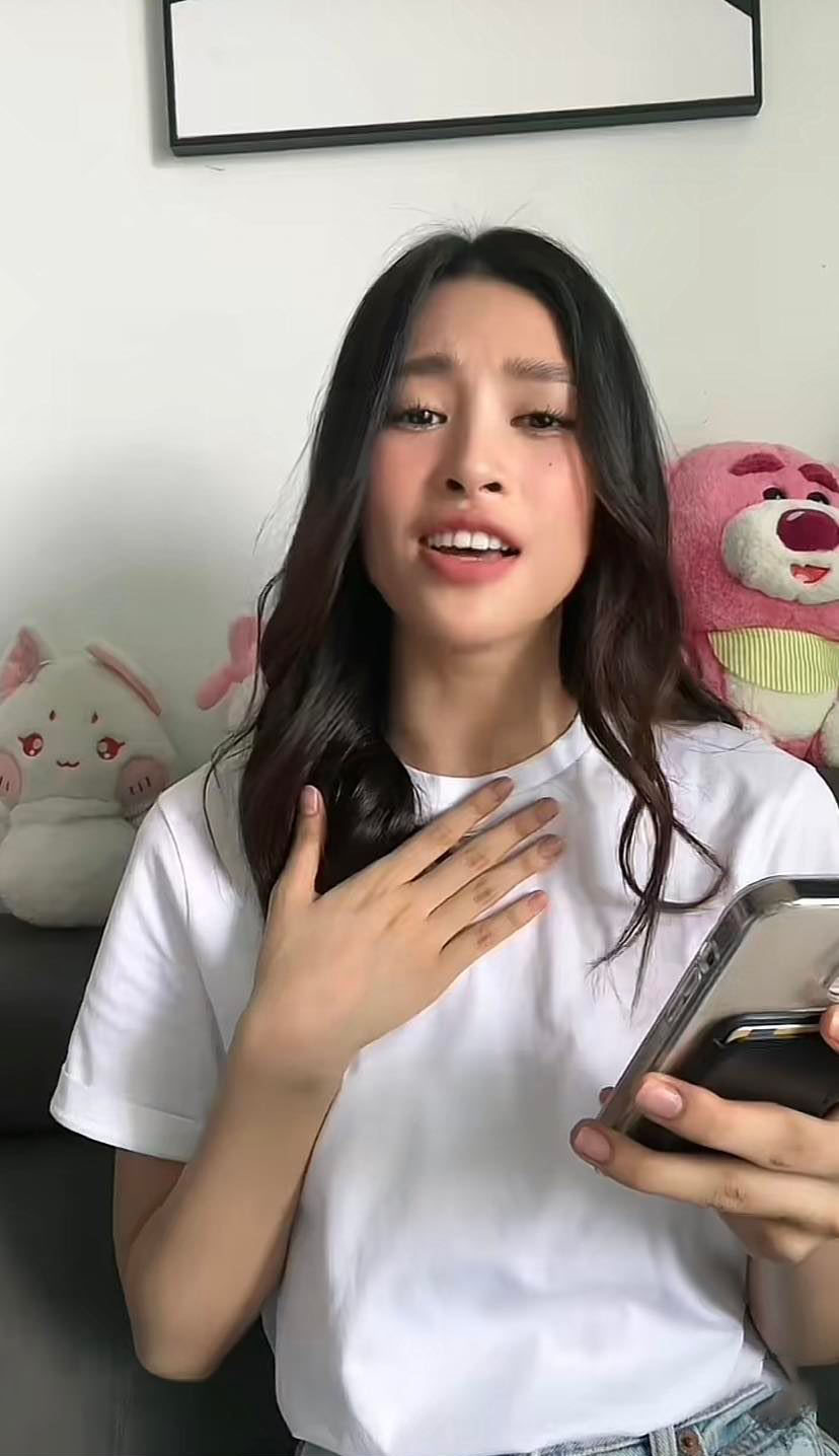 Biểu cảm của nàng hậu khiến netizen 'cười ngất'