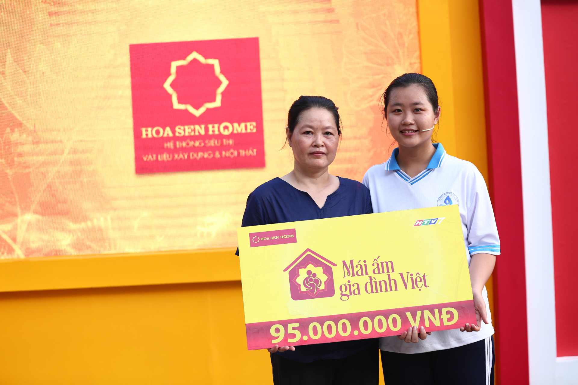 Bước vào vòng rút bảng tiền thưởng, gia đình em Lê Huỳnh Bảo Nghi nhận tổng giải thưởng là 95 triệu đồng sau 2 lần rút. MC Quyền Linh, hai nghệ sĩ và gia đình em Nghi vỡ òa hạnh phúc với số tiền thưởng quá lớn.