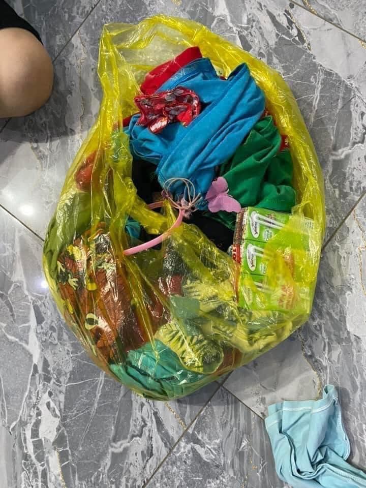 Hơn 360 nghìn đồng kèm lá thư và một ít đồ dùng mà mẹ bé để lại (Ảnh: FB Jenny Nguyễn)