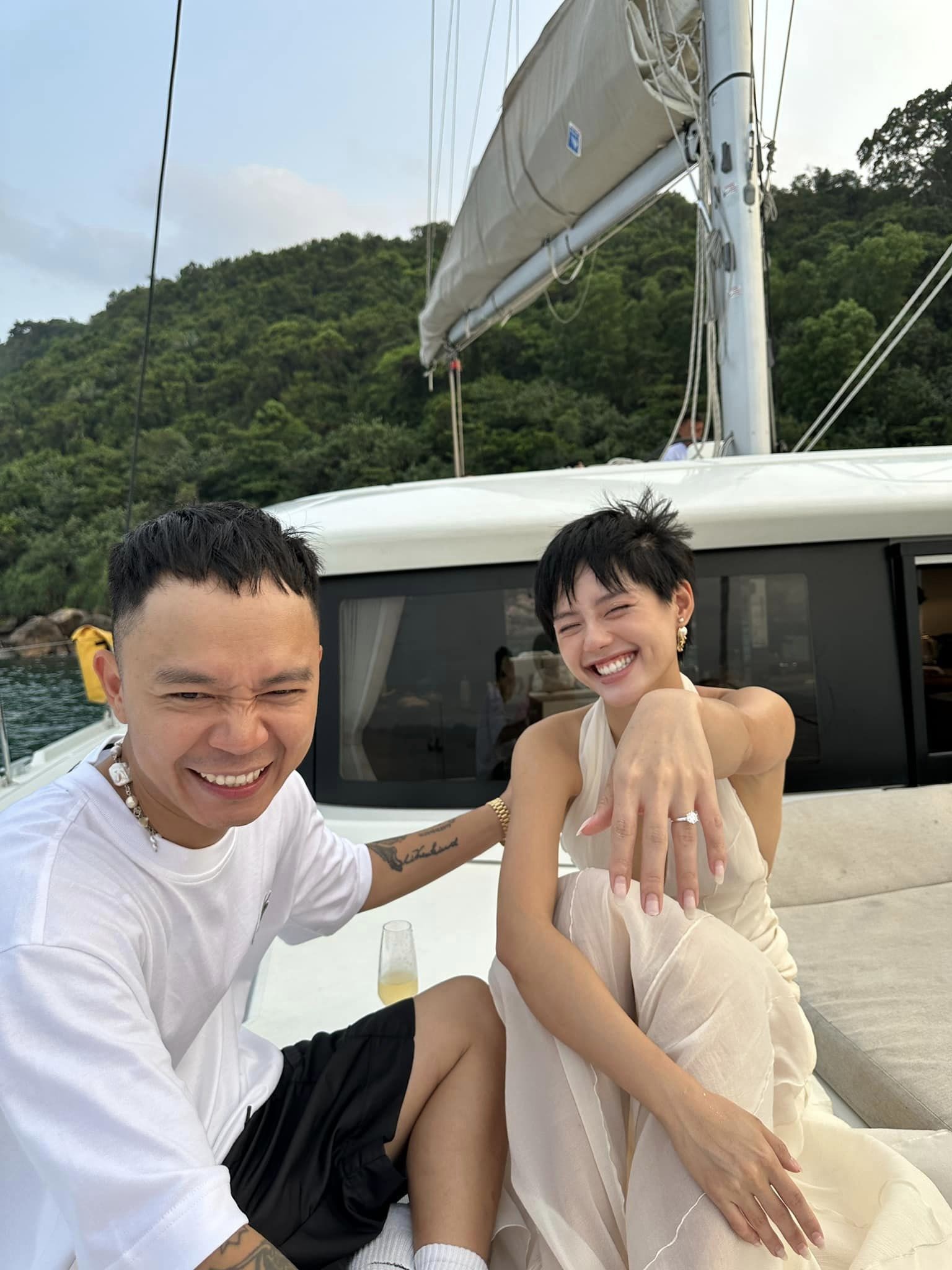 'Cô em Trendy” Khánh Linh bật khóc khi được bạn trai cầu hôn trên du thuyền - ảnh 1