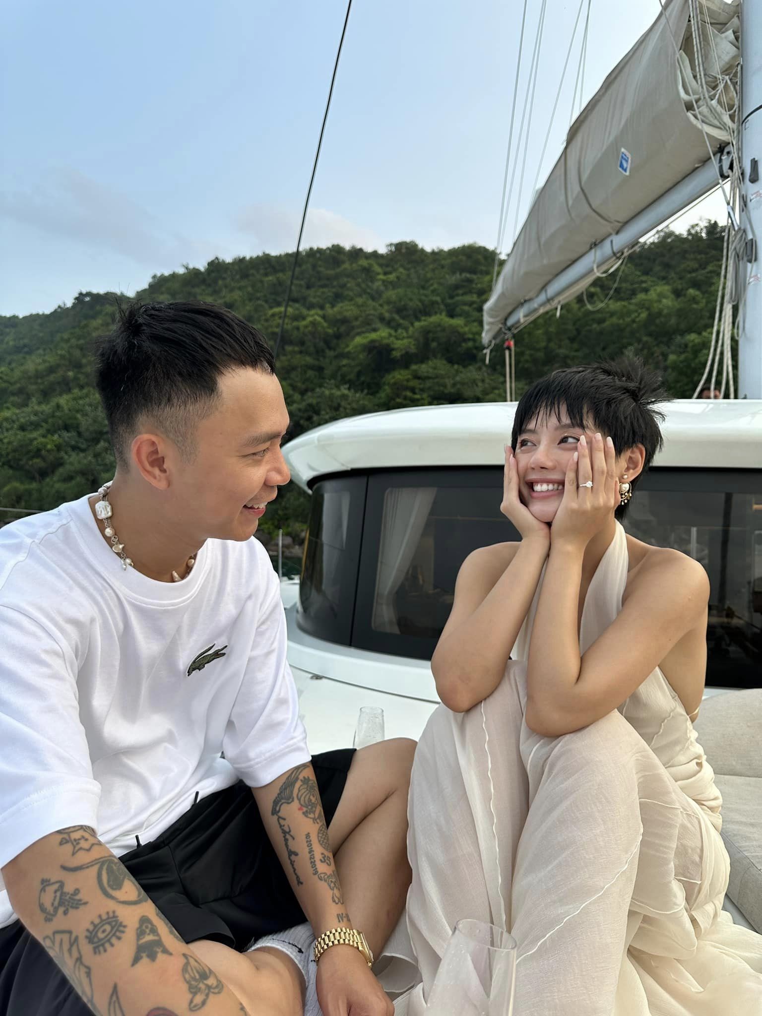 Khánh Linh được bạn trai cầu hôn trên duy thuyền sau nhiều năm hẹn hò (Ảnh: Cô em Trendy)