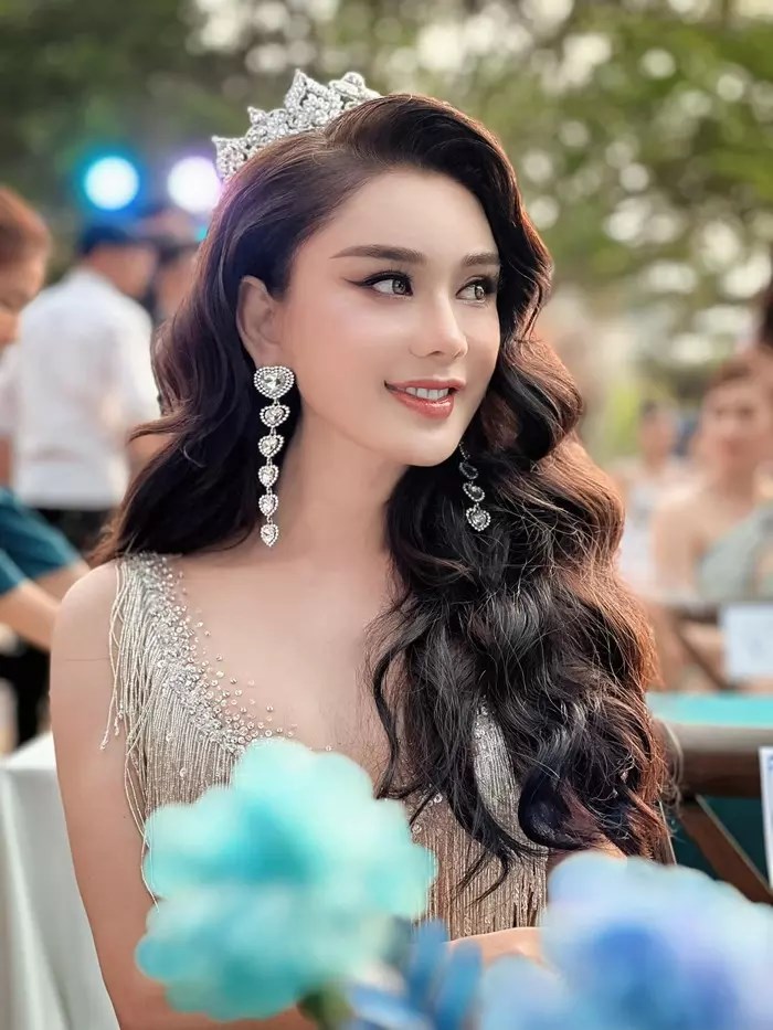 Lâm Khánh Chi đội vương miện dự sự kiện dù không phải Hoa hậu: 'BTC yêu cầu nên tôi đội cho vui' - ảnh 1
