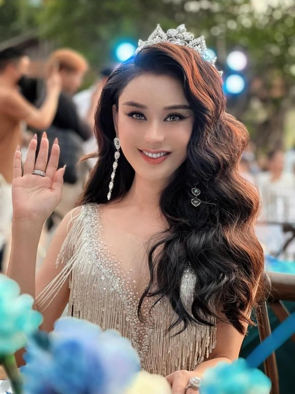 Lâm Khánh Chi xuất hiện tại sự kiện họp báo khởi động Hoa hậu Đại Dương với chiếc vương miện trên đầu dù không phải 'hoa hậu'