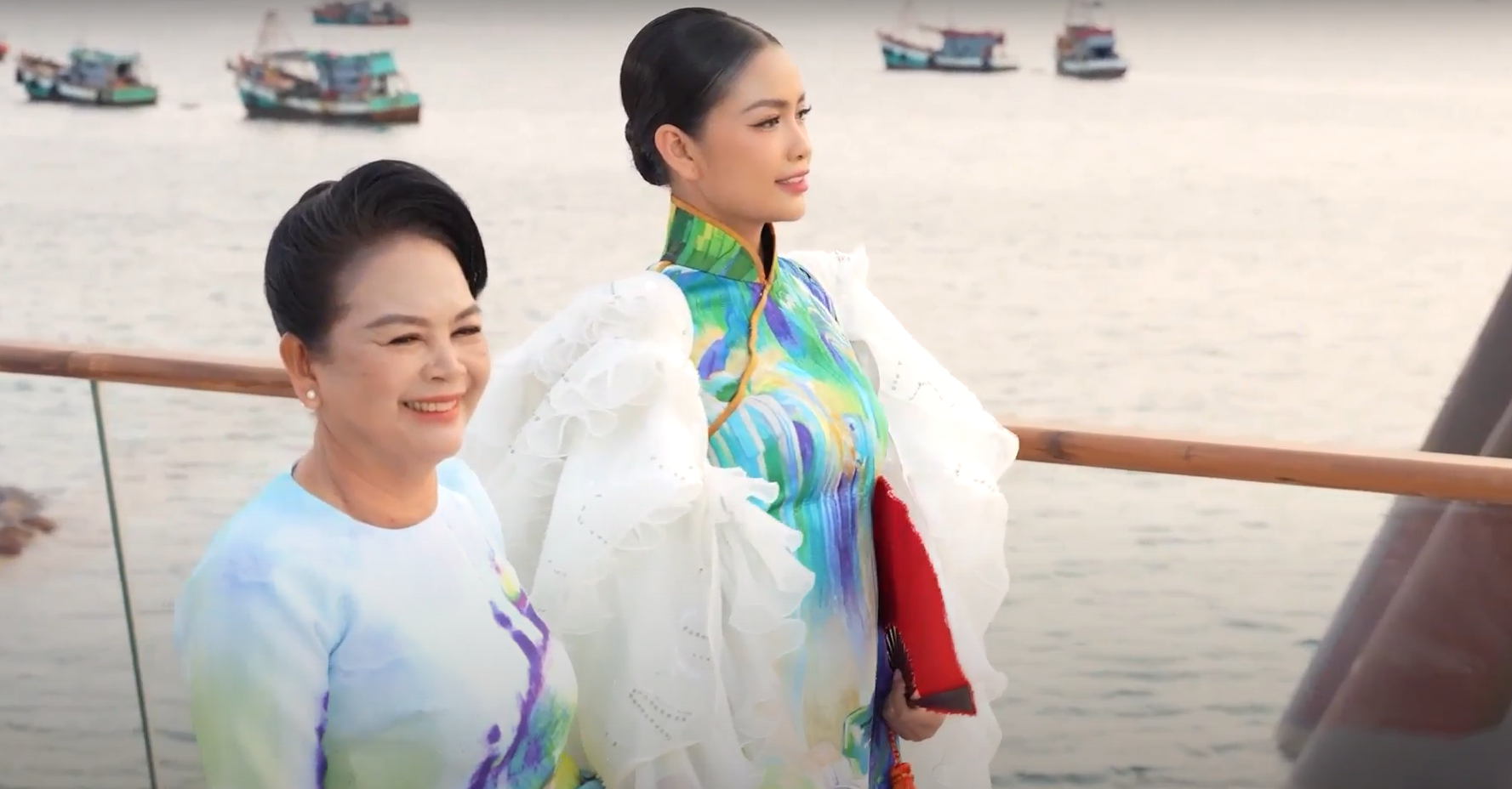 Trong chuyến hành trình đến Phú Quốc, Ngọc Châu và cô Bảy Gái cùng tham gia trình diễn trong show áo dài của NTK Thủy Nguyễn.