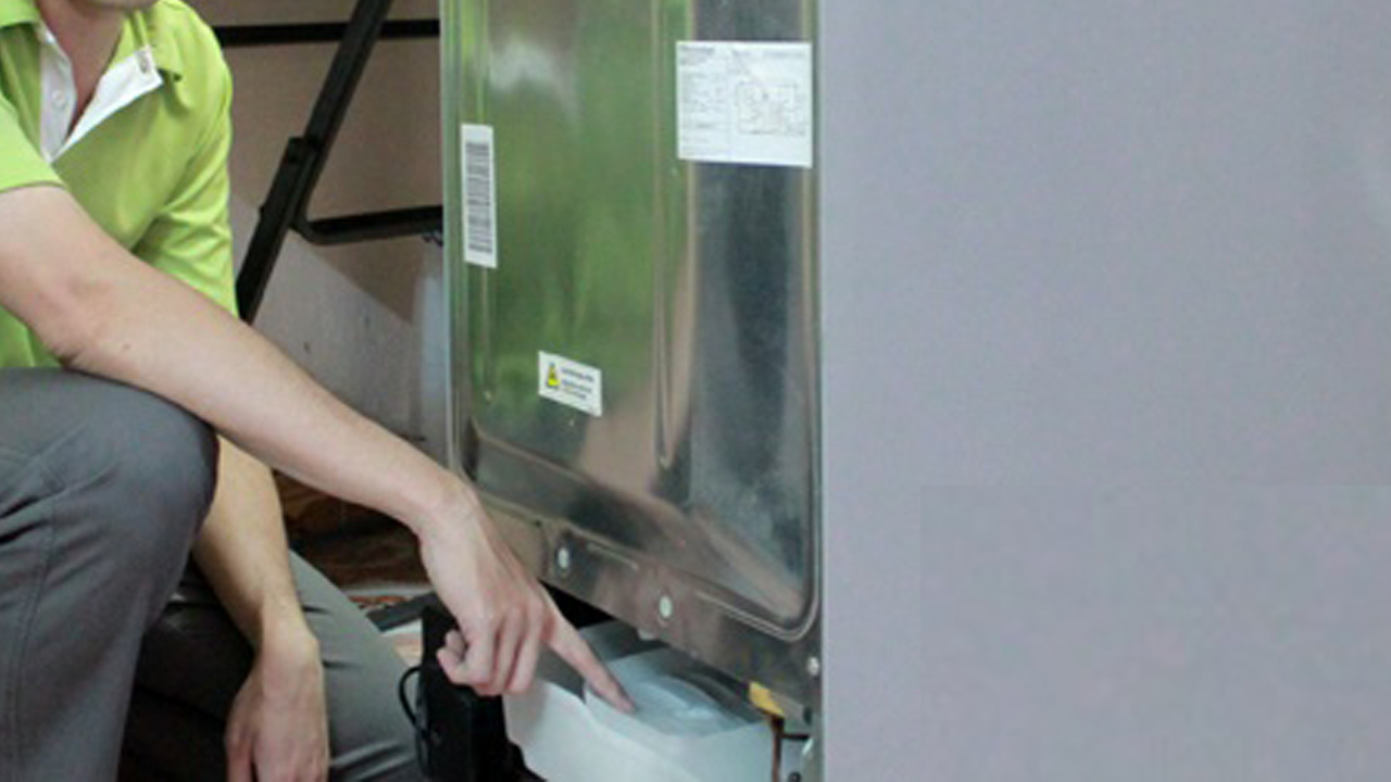 Khay xả nước có thể là nguyên nhân khiến tủ lạnh có mùi hôi (Ảnh minh họa)