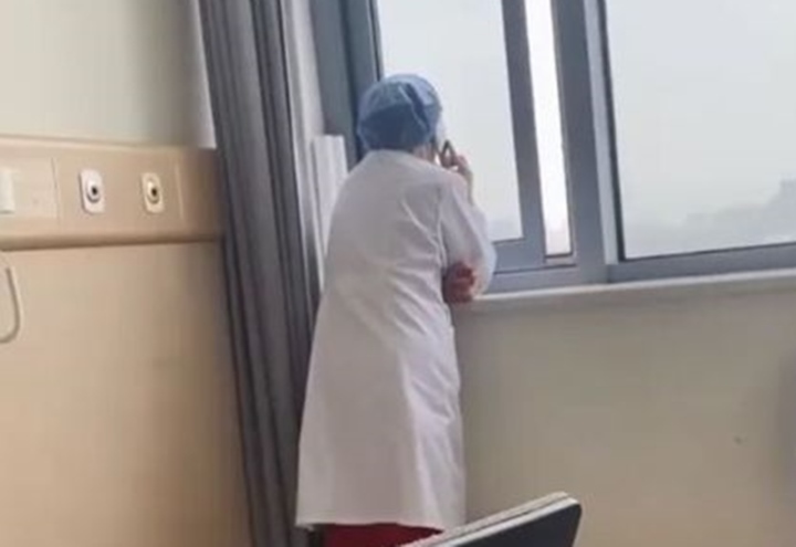 Nữ bác sĩ bận tám với người nhà trong suôt 20 phút dù đang khám cho bệnh nhân