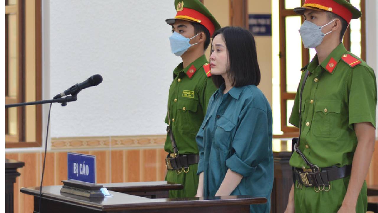 Tina Dương nghe tòa tuyên án (Ảnh: Tuổi trẻ)