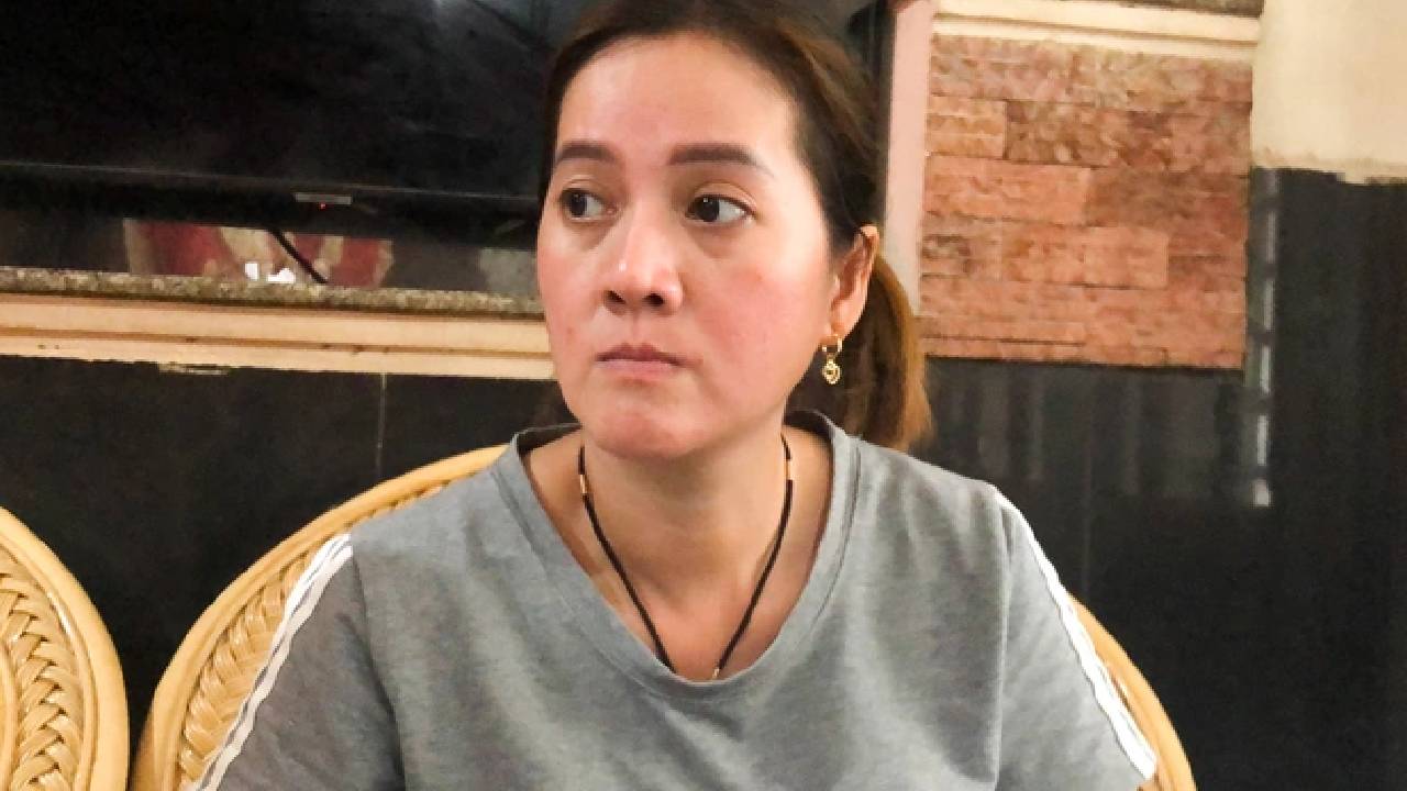 Hồng Loan trò chuyện với phóng viên sau khi bị đệ đơn kiện