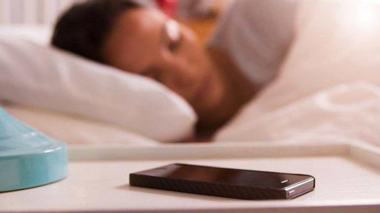 Đặt thiết bị điện tử cạnh giường là thói quen vô cùng nguy hiểm