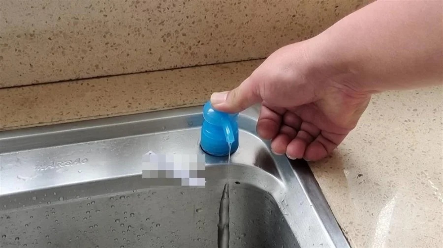Lỗ nhỏ ở bồn rửa bát là bạn có thể sử dụng để chứa nước rửa tay (Ảnh minh họa)