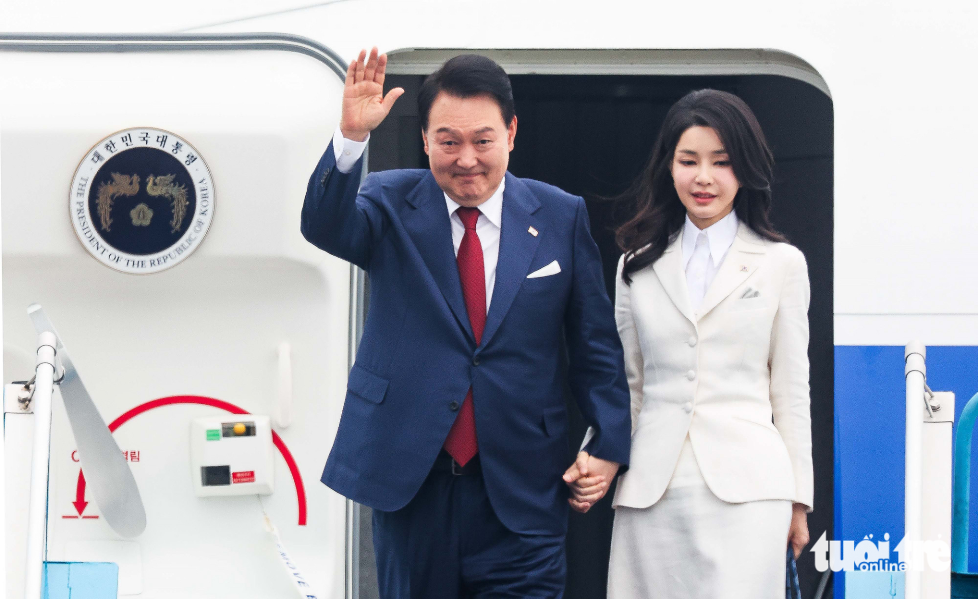 Sang Việt Nam cùng chồng, tổng thống phu nhân Hàn 'gây bão' với nhan sắc và thời trang đỉnh chóp ở tuổi U60 - ảnh 1