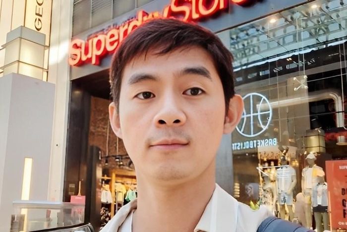 Anh Wei đã bị giam giữ sau khi chụp ảnh bên ngoài Dubai Mall (Ảnh:@yanweixiaoer)