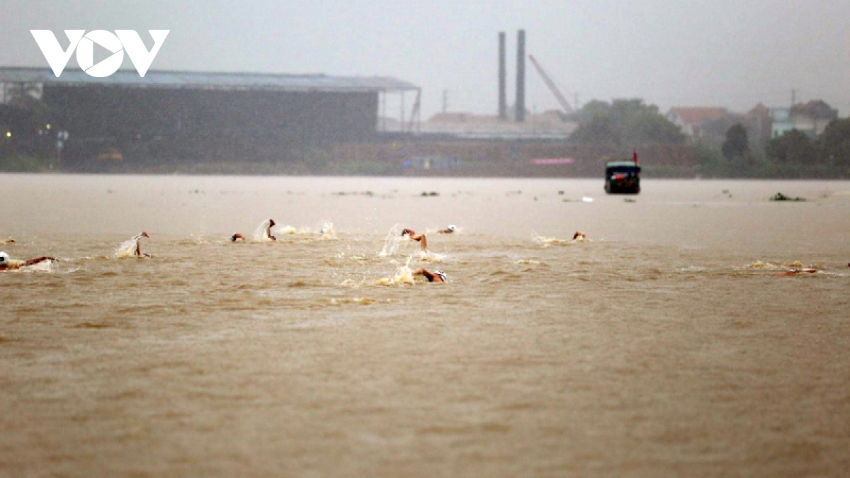 Cuộc thi bơi vẫn được tổ chức dù thời tiết xấu (Ảnh: VOV)