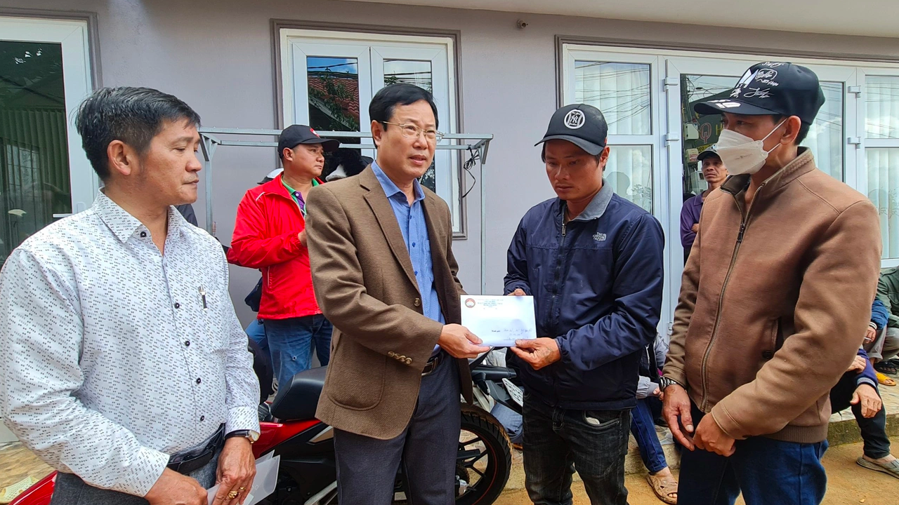 Các cơ quan tỉnh Lâm Đồng hỗ trợ tiền cho gia đình nạn nhân