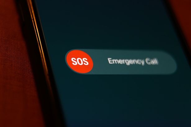 Nút âm lượng iPhone giúp gửi tin nhắn khẩn cấp SOS. Ảnh: Mirror