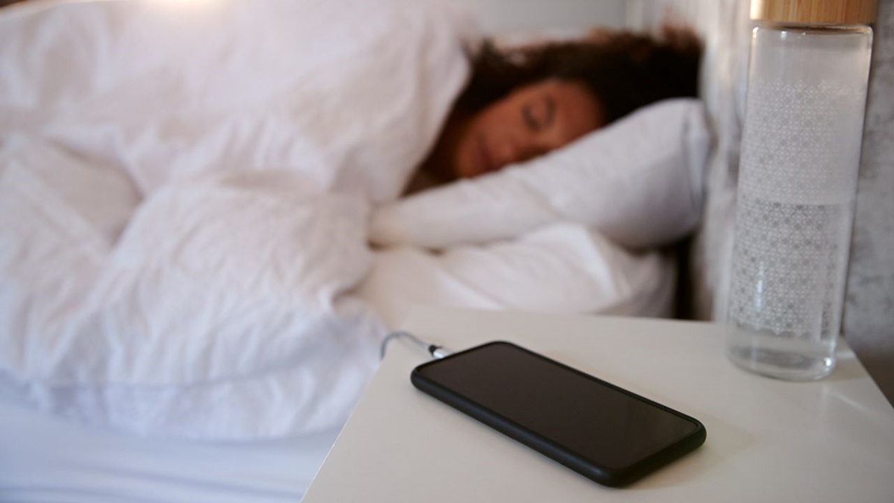 Apple khuyên người dùng không nên vừa ngủ vừa sạc iPhone vì gây ra nguy hiểm. Ảnh: Mirror