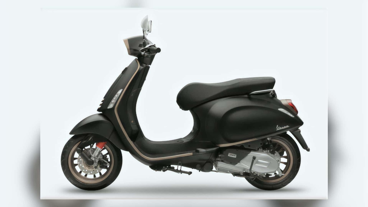 Vespa Sprint S 150 màu đen nhám. Ảnh: Rideapart