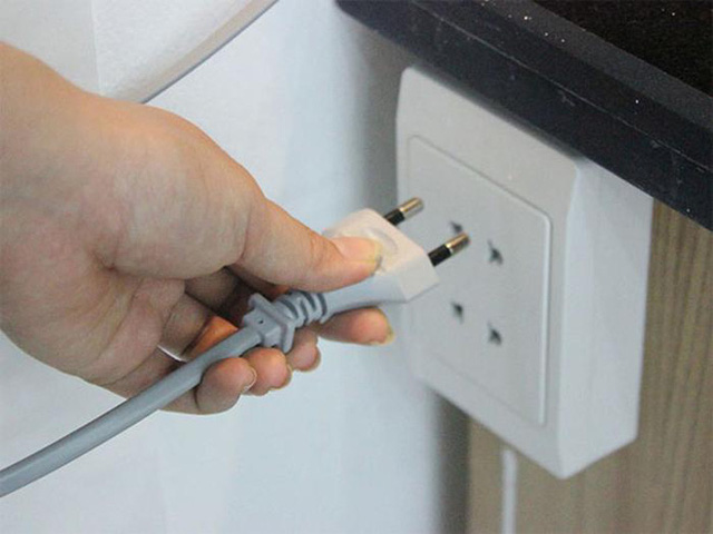 Rút phích cắm khi không sử dụng quạt vừa giúp tiết kiệm điện, vừa đảm bảo an toàn điện. (Ảnh: Internet)