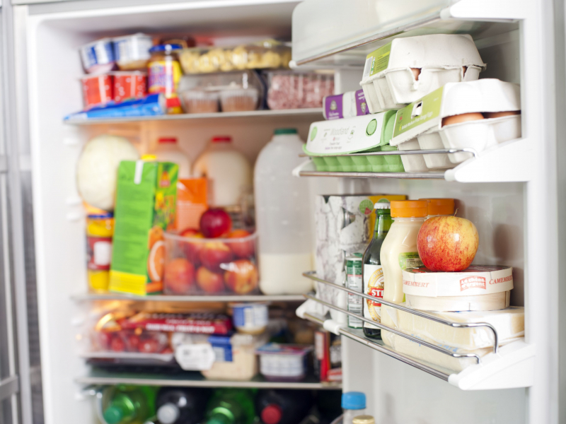 Tránh chứa quá ít hoặc quá nhiều đồ trong tủ lạnh (Ảnh: Internet)
