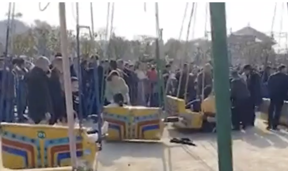 Một chiếc đu quay tại hội chợ Tết ở huyện Thiệu Dương, tỉnh Hồ Nam cũng bất ngờ trục trặc, khiến các băng ghế chở khách dao động mạnh rồi rơi xuống đất (Ảnh: Internet)