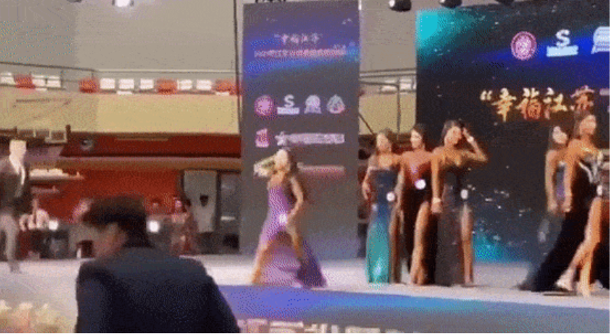 Thí sinh cuộc thi hoa hậu đã có hành vi ném giày vào ban giám khảo khi nghe công bố kết quả cô không được vài vòng trong (Ảnh: Internet)