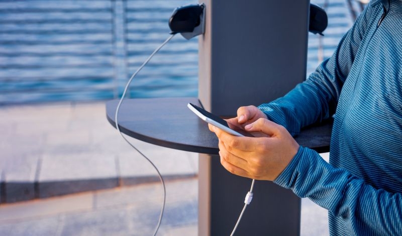 Điện thoại của bạn có thể bị xâm phạm khi sử dụng các trạm sạc điện thoại công cộng (Ảnh: Internet)